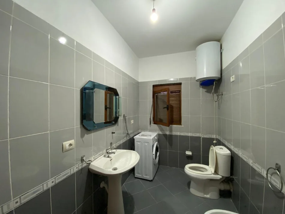 Tirane, jepet me qera garsonier Kati 2, 300 € (5 Maji)