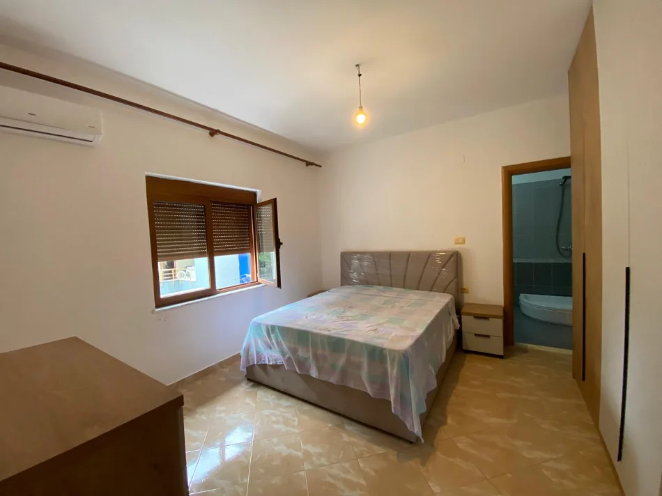 Tirane, jepet me qera garsonier Kati 2, 300 € (5 Maji)