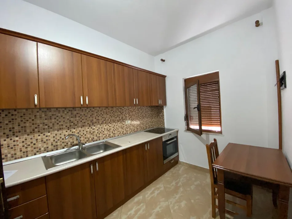 Tirane, jepet me qera garsonier Kati 2, 300 € (5 Maji)