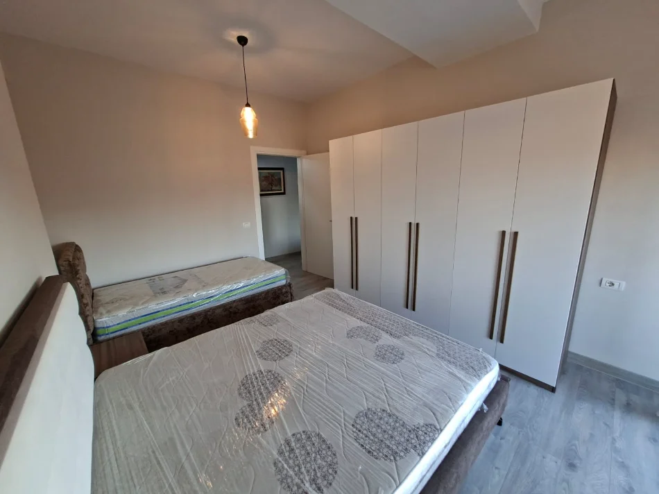 Shqiperi, jepet me qera apartament 1+1 Kati 4, 65 m² 600 € (Brryli, shkolla Niket Dardani)