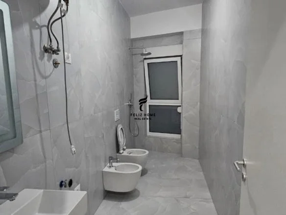 Tirane, jepet me qera zyre Kati 5, 65 m² 350 € (ALI DEMI)