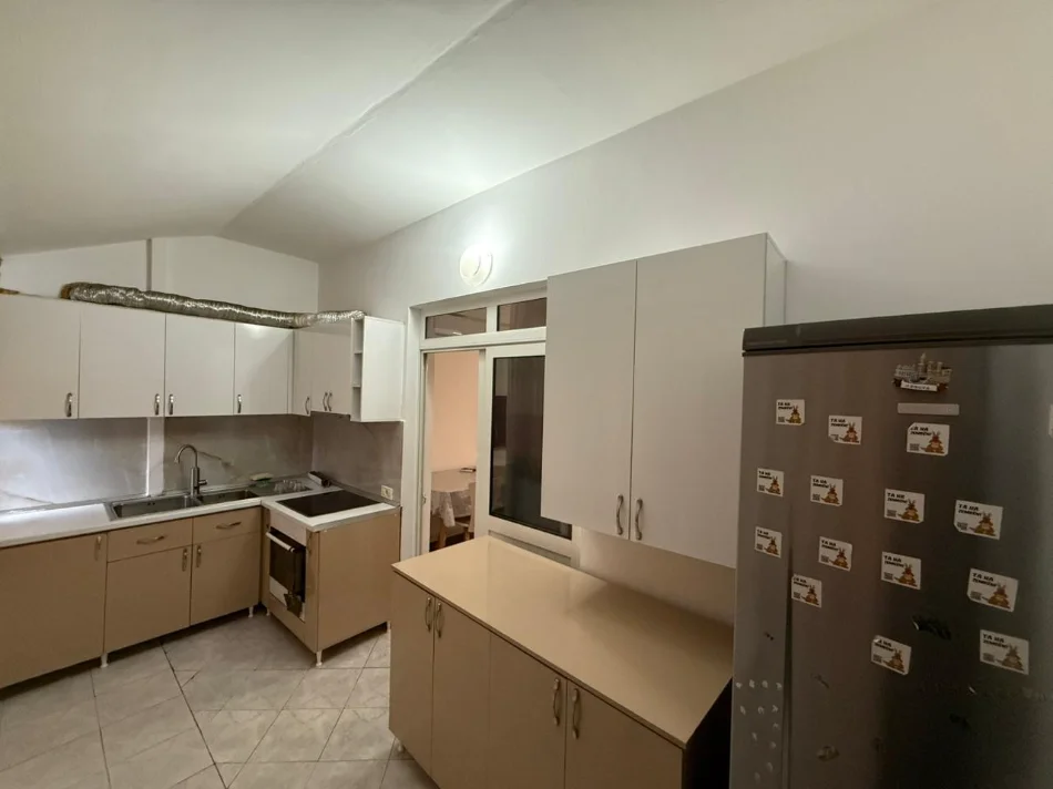 Tirane, jepet me qera apartament 2+1 Kati 2, 85 m² 