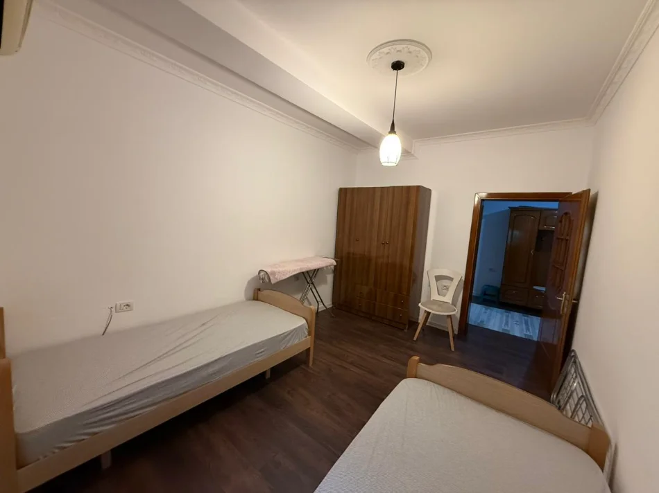 Tirane, jepet me qera apartament 2+1 Kati 2, 85 m² 