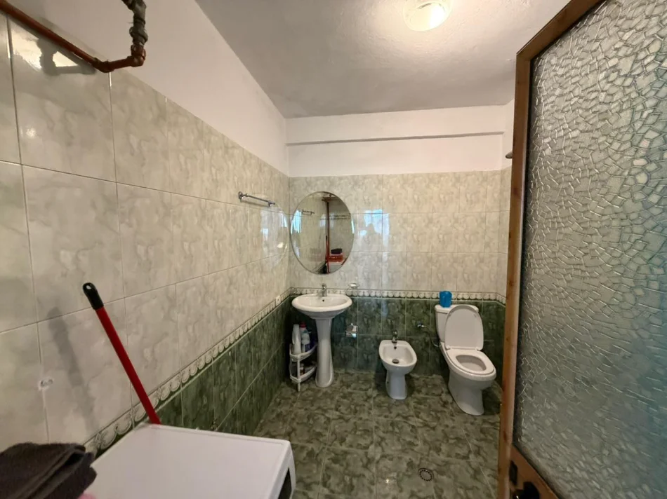Tirane, jepet me qera 3+1 Kati 5, 110 m² 750 €