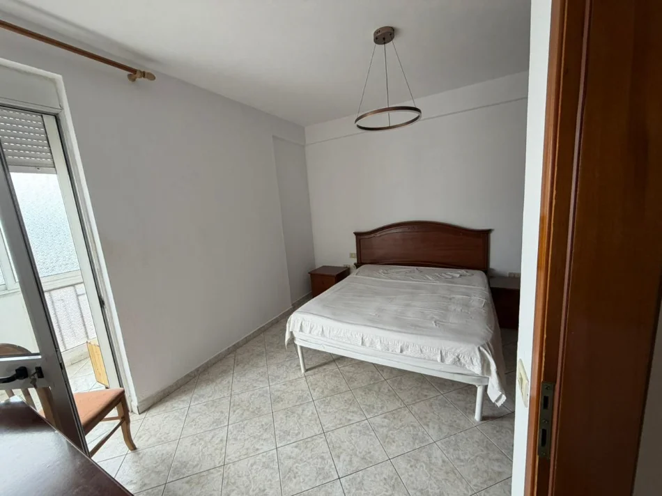 Tirane, jepet me qera 3+1 Kati 5, 110 m² 750 €