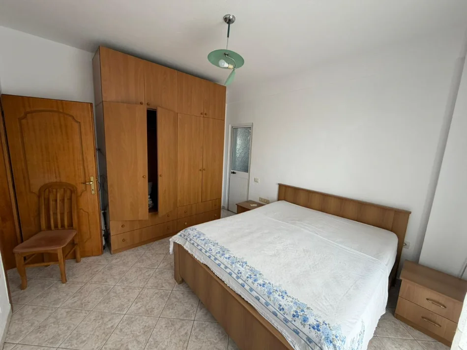 Tirane, jepet me qera 3+1 Kati 5, 110 m² 750 €