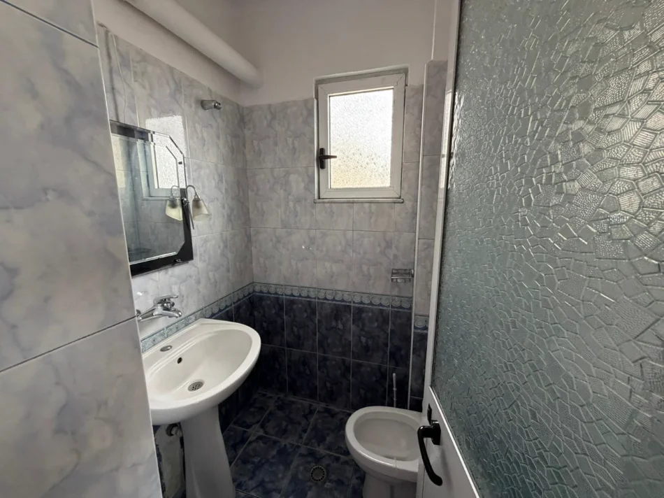Tirane, jepet me qera 3+1 Kati 5, 110 m² 750 €
