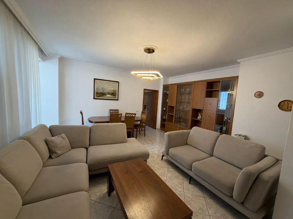Tirane, jepet me qera 3+1 Kati 5, 110 m² 750 €