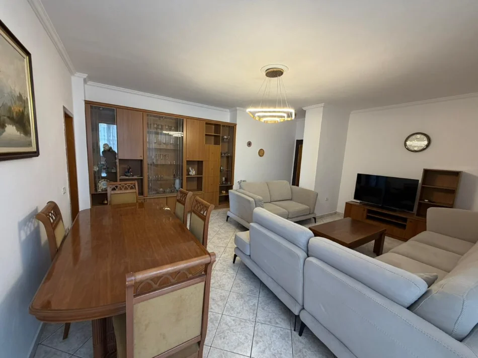 Tirane, jepet me qera 3+1 Kati 5, 110 m² 750 €
