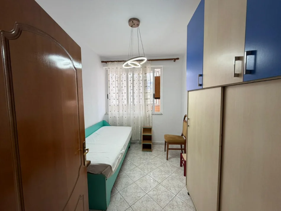 Tirane, jepet me qera 3+1 Kati 5, 110 m² 750 €