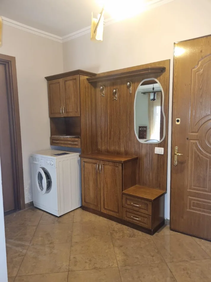 Tirane, jepet me qera apartament 1+1 Kati 8,