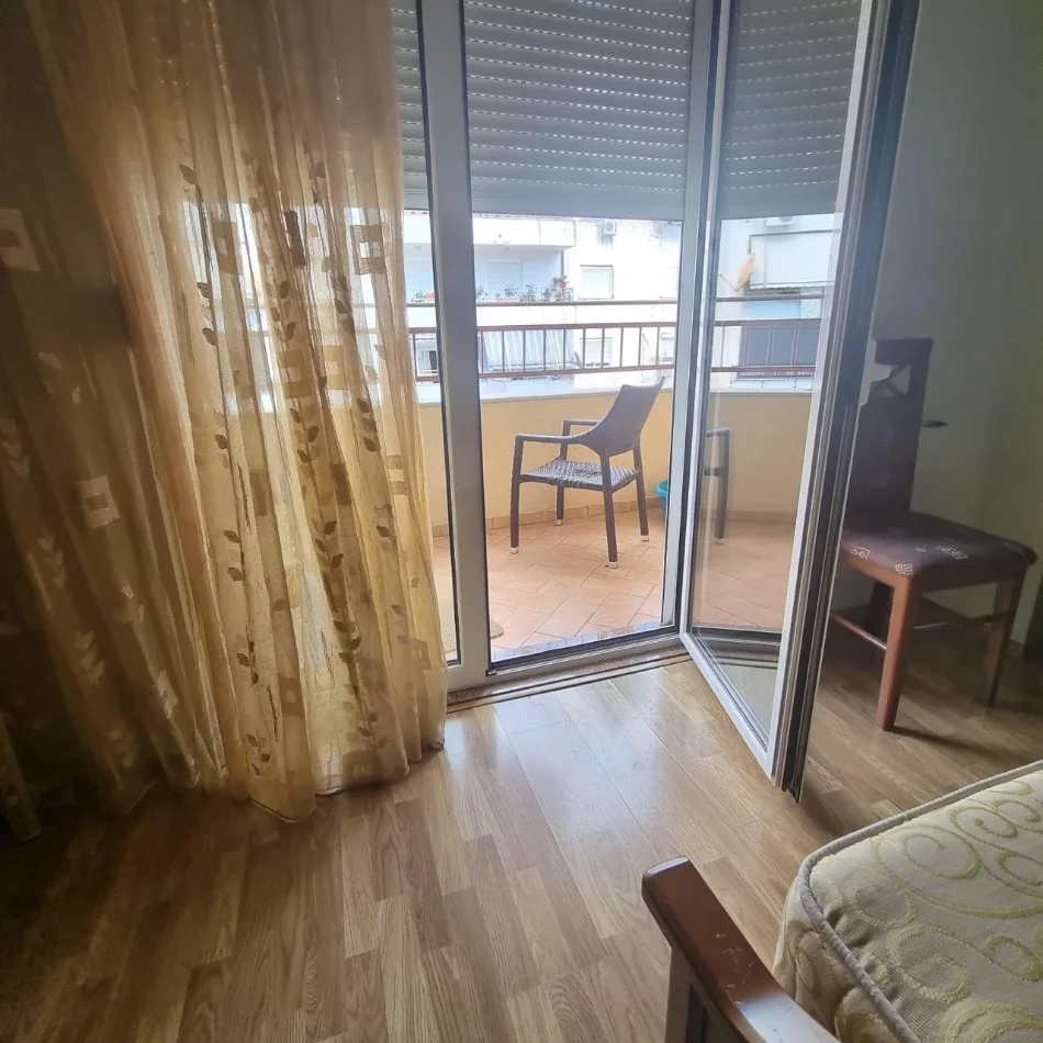 Tirane, jepet me qera apartament 1+1 Kati 8,