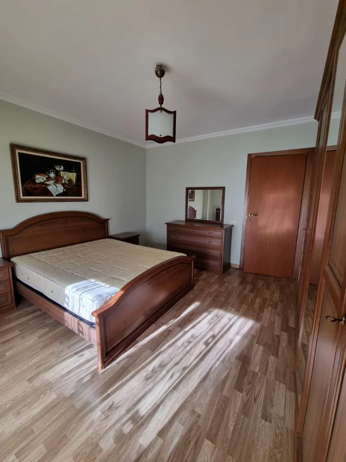Tirane, jepet me qera apartament 1+1 Kati 8,