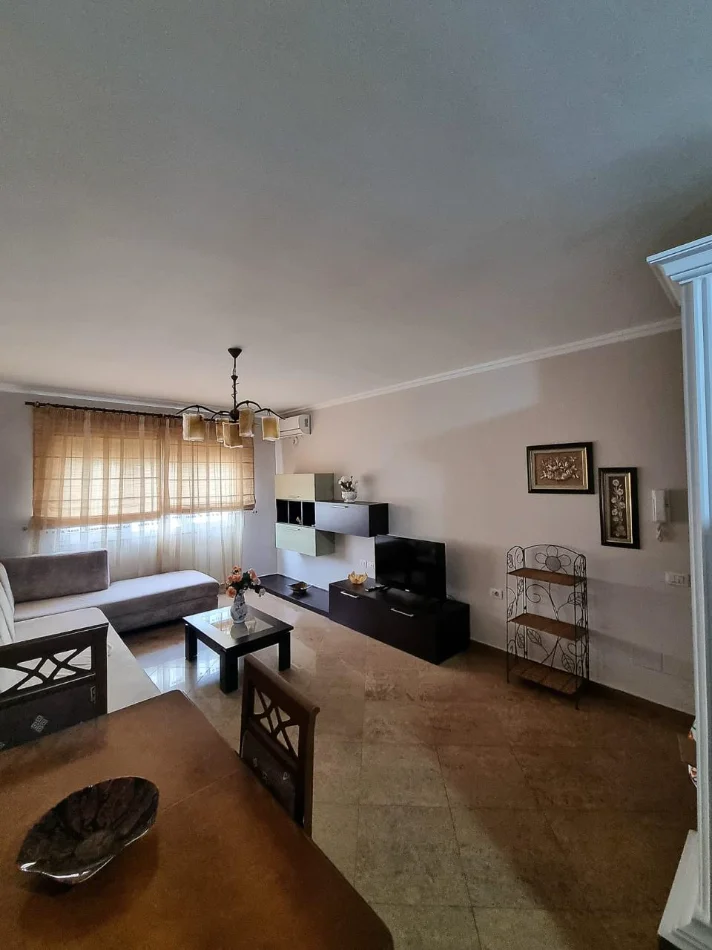 Tirane, jepet me qera apartament 1+1 Kati 8,