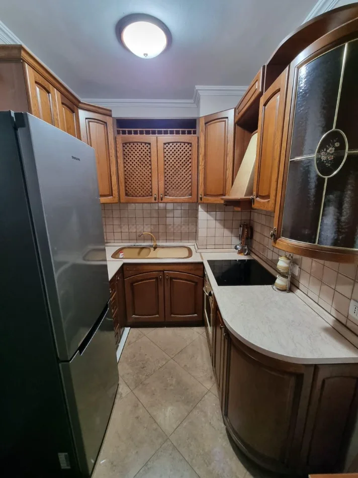 Tirane, jepet me qera apartament 1+1 Kati 8,