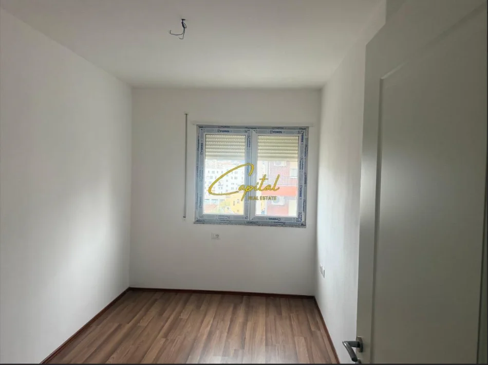 Tirane, jepet me qera zyre Kati 6, 110 m² 350 € (ASTIR)