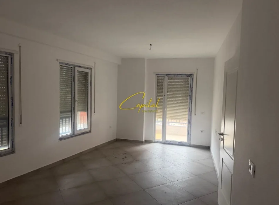 Tirane, jepet me qera zyre Kati 6, 110 m² 350 € (ASTIR)
