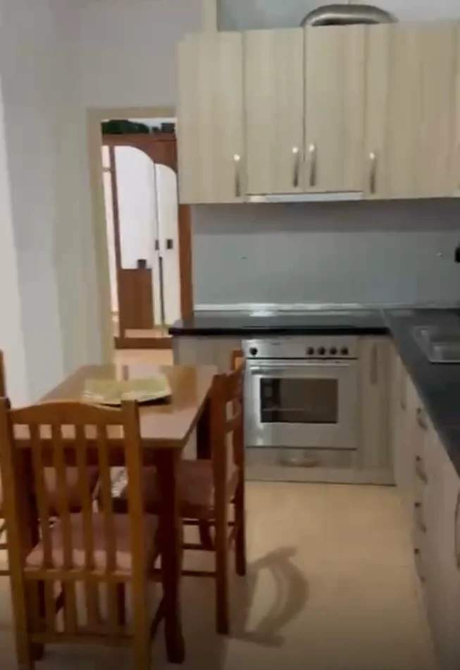 Tirane, jepet me qera apartament 2+1 Kati 4, 85 m² 450 € 