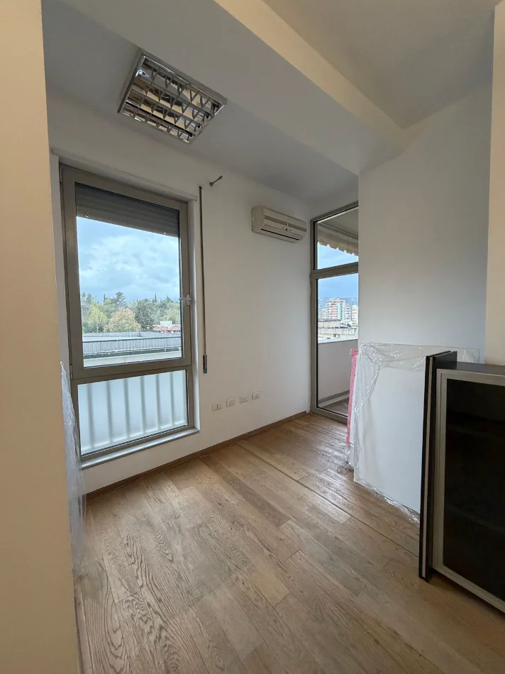 Tirane, jepet me qera zyre Kati 4, 132 m² 1.500 € (BLLOK)
