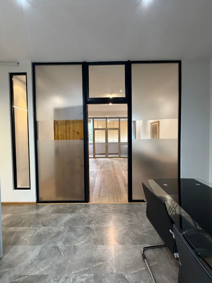 Tirane, jepet me qera zyre Kati 4, 132 m² 1.500 € (BLLOK)