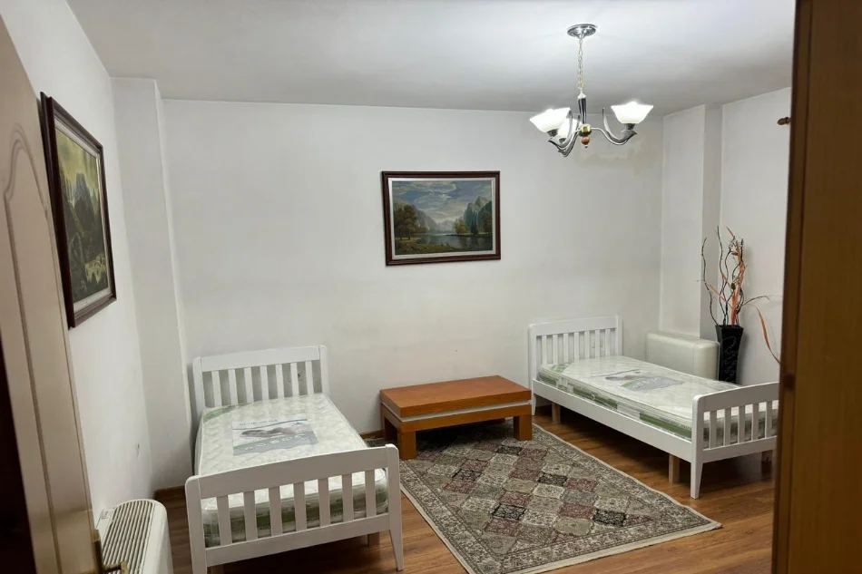 Tirane, jepet me qera apartament 1+1 Kati 1, 65 m² 450 € (PORCELAN)