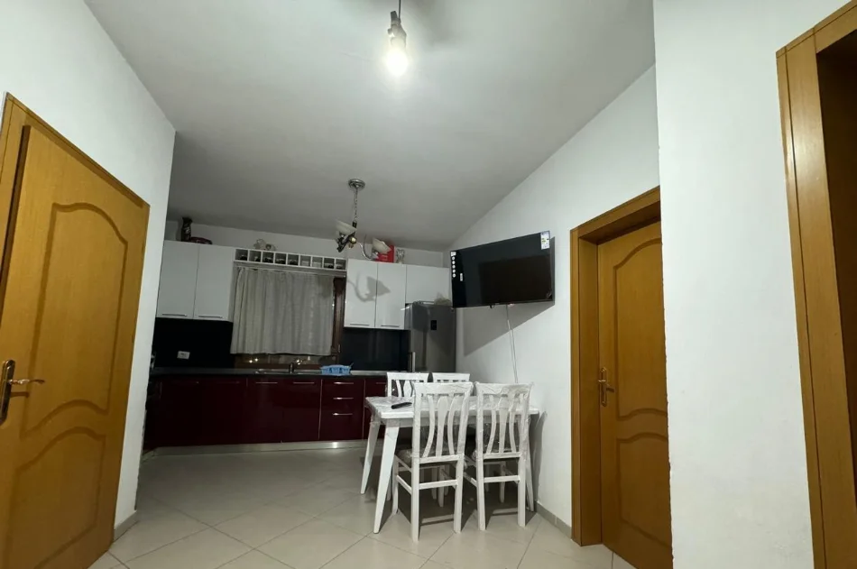 Tirane, jepet me qera apartament 2+1 Kati 3, 110 m² 450 € (STACIONI I TRENIT)