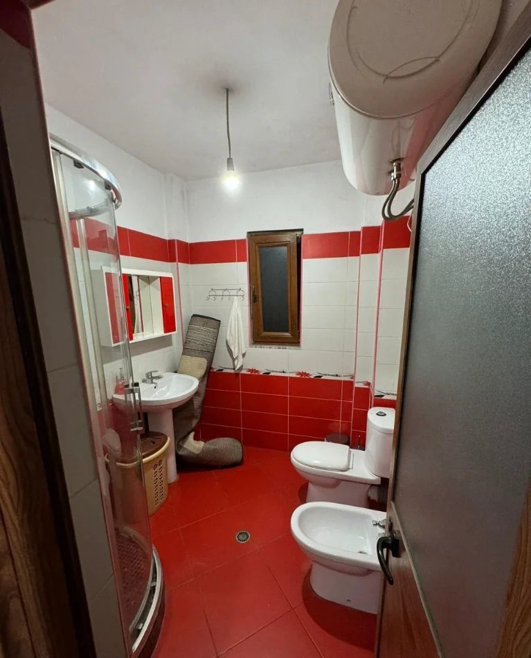 Tirane, jepet me qera apartament 2+1 Kati 3, 110 m² 450 € (STACIONI I TRENIT)