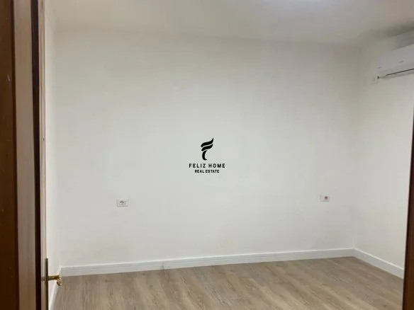 Tirane, jepet me qera zyre Kati 1, 35 m² 300 € (RRUGA E KAVAJES)