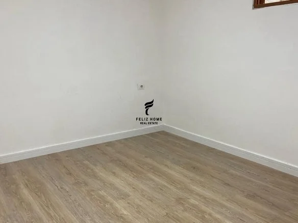 Tirane, jepet me qera zyre Kati 1, 35 m² 300 € (RRUGA E KAVAJES)