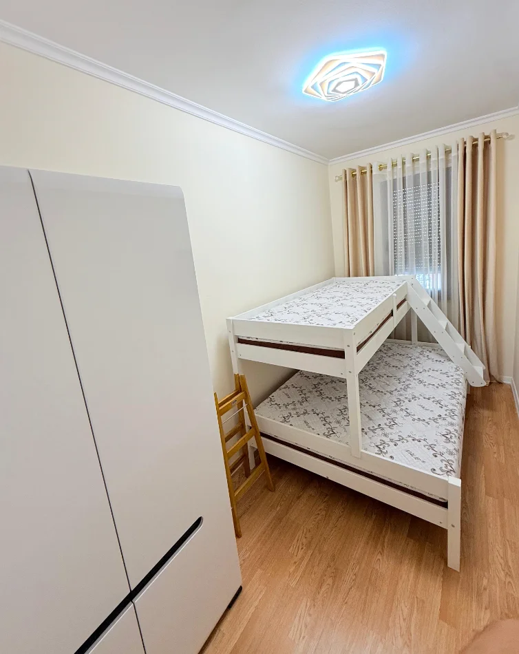 Tirane, jepet me qera apartament 2+1+Aneks+Ballkon Kati 5, 95 m² 1.200 € 