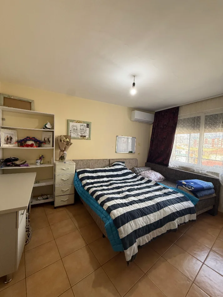 Tirane, jepet me qera apartament 1+1+Aneks Kati 4, 500 € (Laprake)
