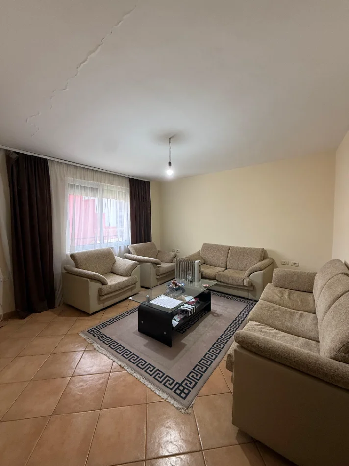 Tirane, jepet me qera apartament 1+1+Aneks Kati 4, 500 € (Laprake)