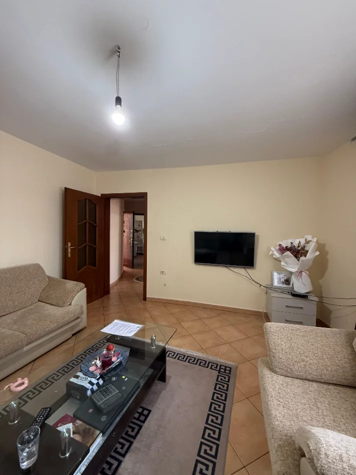 Tirane, jepet me qera apartament 1+1+Aneks Kati 4, 500 € (Laprake)