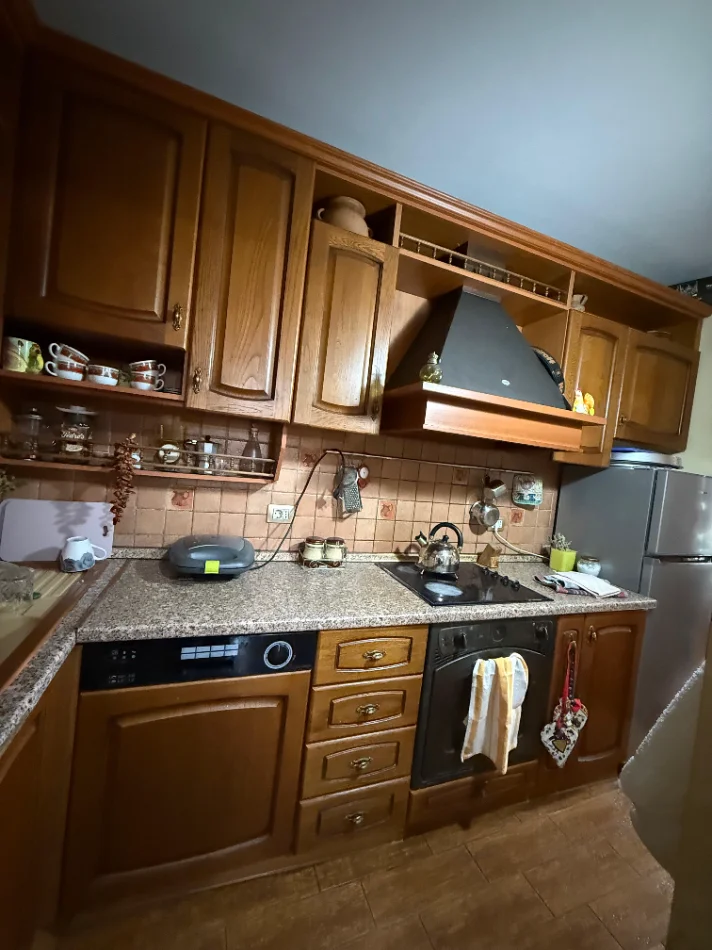 Tirane, jepet me qera apartament 2+1+Aneks+Ballkon Kati 4, (Pazari i Ri)