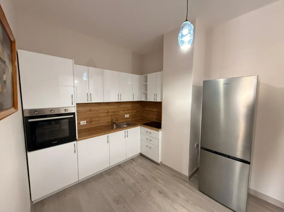 Tirane, jepet me qera apartament 1+1 Kati 2, 