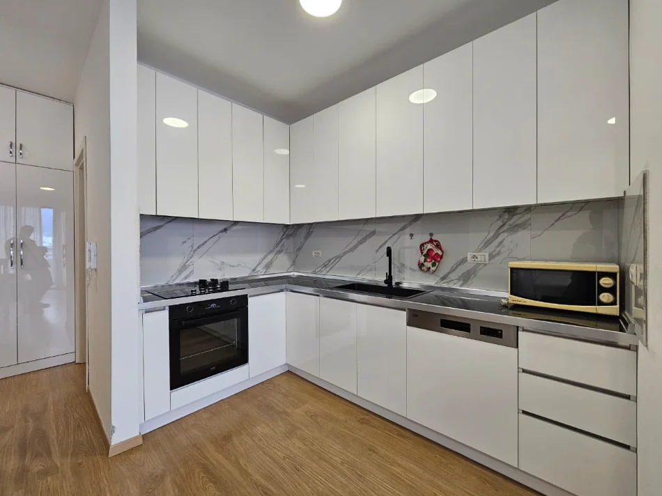 Tirane, jepet me qera apartament 2+1+Ballkon , 100 m² 750 € (Rruga Don Bosko)