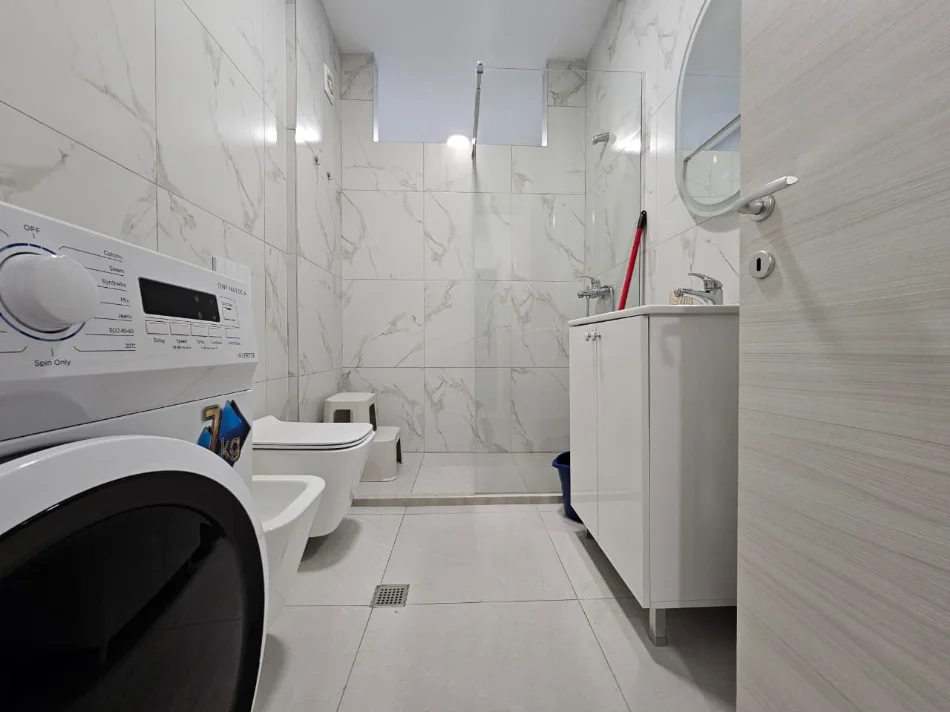 Tirane, jepet me qera apartament 2+1+Ballkon , 100 m² 750 € (Rruga Don Bosko)