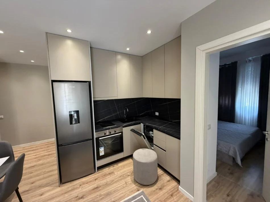 Tirane, jepet me qera apartament 1+1 Kati 3, 