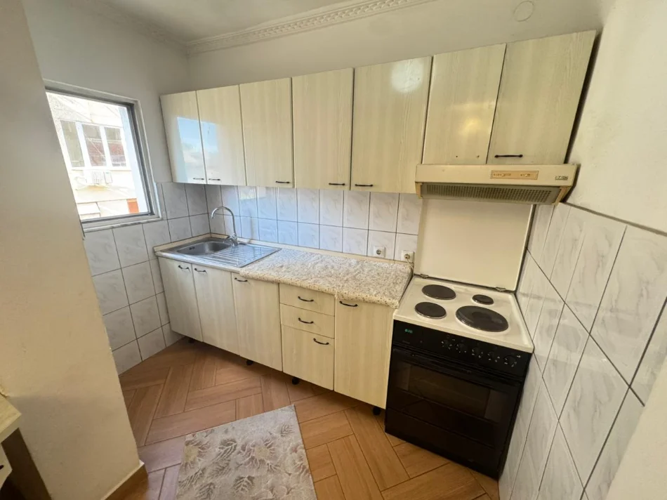 Tirane, jepet me qera apartament 1+1 Kati 4, 500 €
