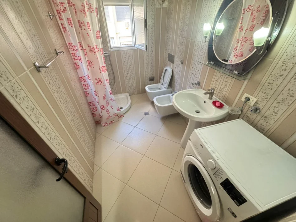 Tirane, jepet me qera apartament 1+1 Kati 4, 500 €
