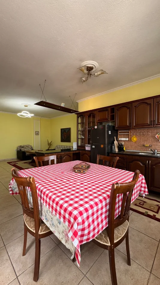 Tirane, shitet apartament 2+1 Kati 8, 250.000 € 