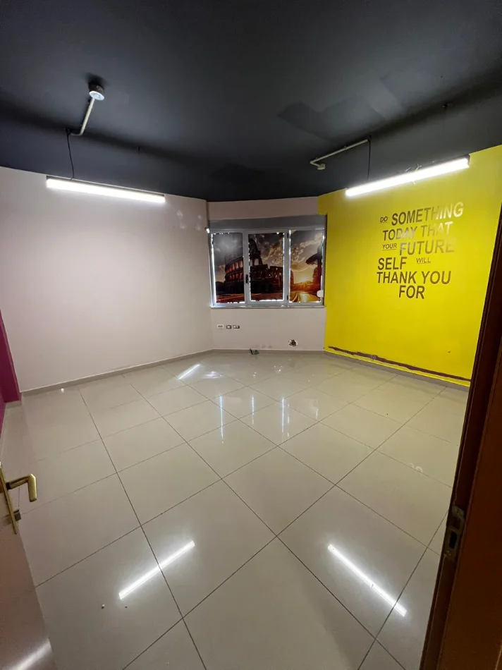 Tirane, jepet me qera zyre Kati 5, 250 m² 2.500 € (SELVIA)