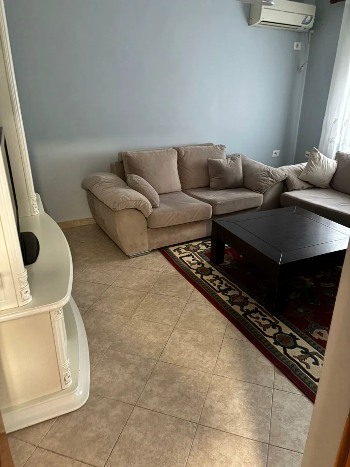 Tirane, jepet me qera apartament 1+1 Kati 4, 70 m² 500 € (RRUGA E ELBASANIT)