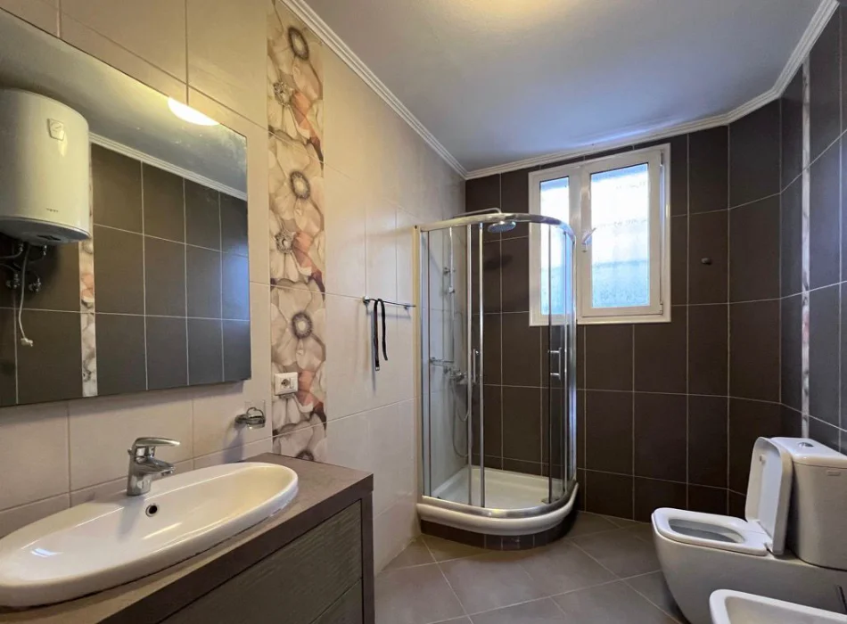 Tirane, jepet me qera Vile Kati 4, 880 m² 1.500 € (PORCELAN)