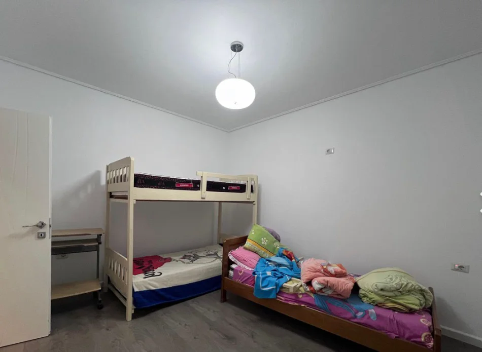 Tirane, jepet me qera Vile Kati 4, 880 m² 1.500 € (PORCELAN)