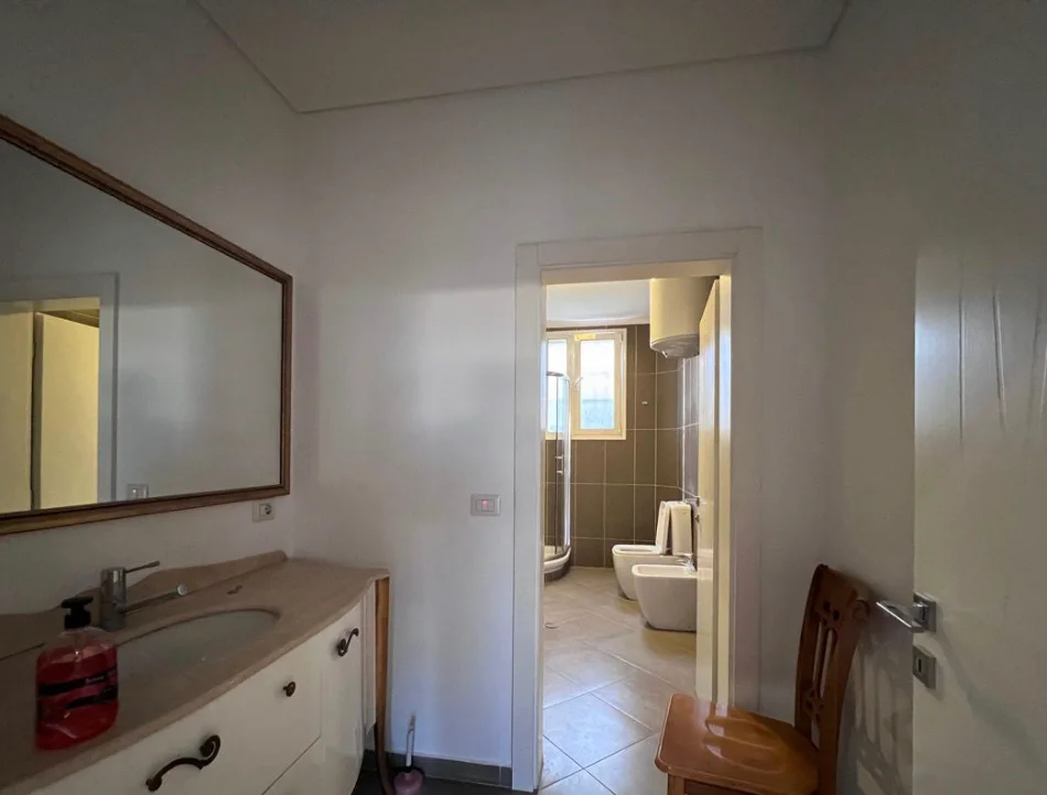 Tirane, jepet me qera ambjent biznesi Kati 4, 880 m² 1.500 € (PORCELAN)