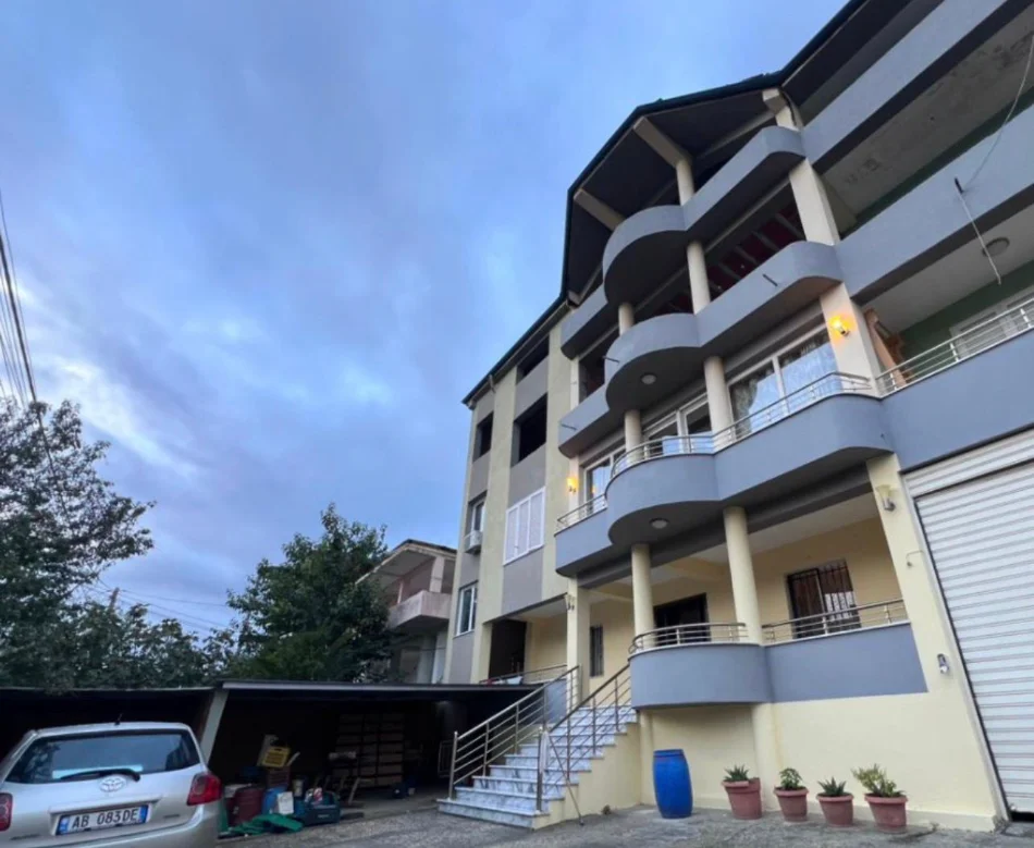 Tirane, jepet me qera ambjent biznesi Kati 4, 880 m² 1.500 € (PORCELAN)