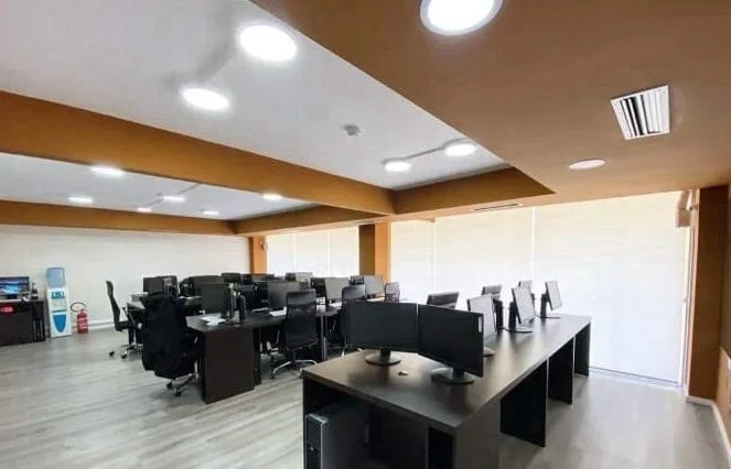 Tirane, jepet me qera zyre Kati 1, 200 m² 3.000 € 