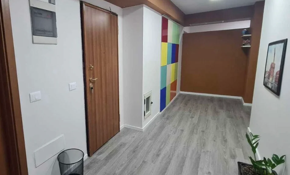 Tirane, jepet me qera zyre Kati 1, 200 m² 3.000 € 