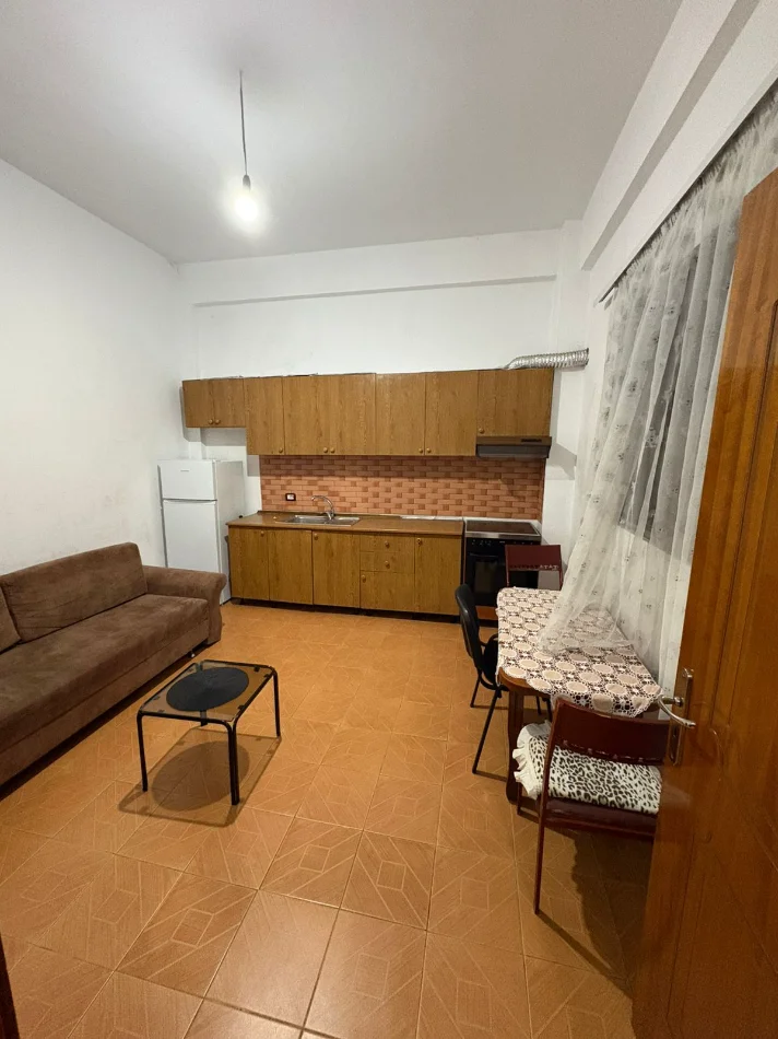 Tirane, jepet me qera apartament 1+1 Kati 1, 